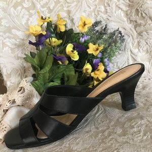 NATURALIZER BLACK LEATHER MULES